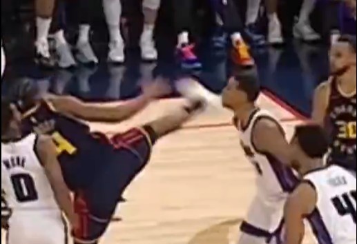 抬腳過高踢到了對(duì)手下巴！NBA官方：穆迪這一動(dòng)作被判1級(jí)惡犯