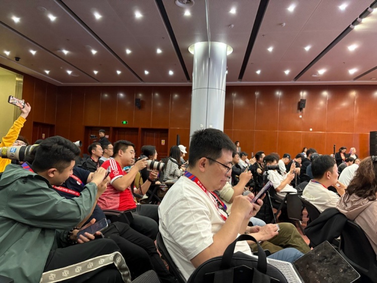 萬眾矚目！記者擠滿國足賽前新聞發(fā)布廳，賽場記者預(yù)計(jì)超300人